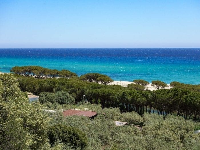 Auf dem Weg von der Unterkunft zum Strand von Su Pedrosu